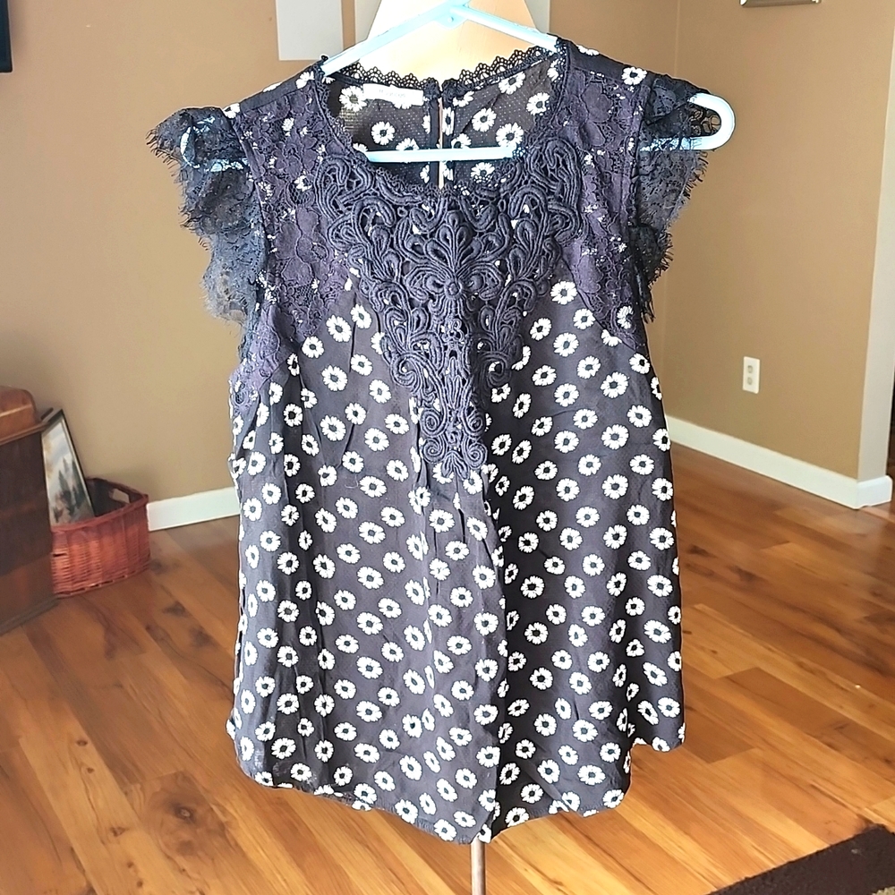 Floral Lace applica Neck Tank